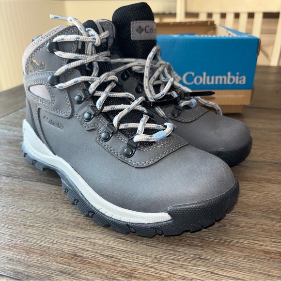 Columbia Charcoal and Black Outdoor Boots new - Picture 9 of 12